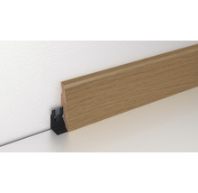 Sockelleiste aus Holz mit Befestigungsclip an einer Wand