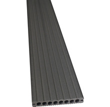 Terrassendiele aus Kunststoff mit gerillter Oberfläche