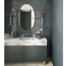 Modernes Badezimmer mit Waschtisch, Spiegel und Wandleuchten vor einer Ziegelwand.