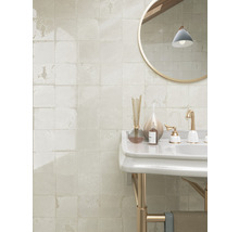 Badezimmerwaschtisch mit Spiegel und quadratischen Wandfliesen