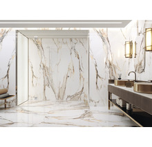 Helles Badezimmer mit Dusche, Waschtisch und Marmorfliesen