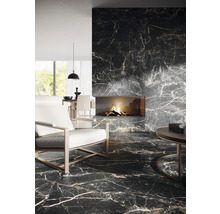 Wohnzimmer mit Kamin, Sessel und Couchtisch auf Fliesenboden