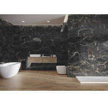 Modernes Badezimmer mit schwarzen Marmorfliesen, Badewanne, Waschtisch und Dusche