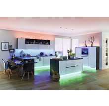 Moderne Küche mit Kücheninsel und stimmungsvoller Beleuchtung