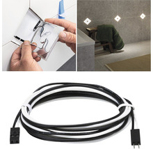 Installationsszene mit Fliesenausrichtungshilfe, Badezimmer mit eingebauten Leuchten und ein Verlängerungskabel