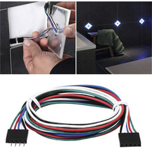 Szene mit Badezimmerbeleuchtung und ein Kabel mit mehrfarbigen Adern und zwei Steckverbindern.