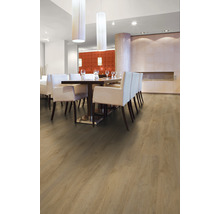 Heller Holzboden in einem Speisesaal mit Esstisch und Stühlen.