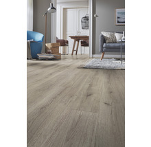 Ein Wohnzimmer mit Laminatboden in Holzdielenoptik und verschiedenen Möbeln.