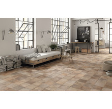 Heller Raum mit Bodenfliesen im Terrakotta Stil, Sitzgelegenheit und Arbeitsbereich.