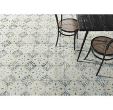 Fliesenboden mit floralem Muster, Tisch und Stühle