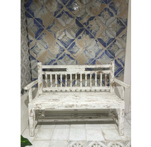 Holzbank im Vintage-Stil vor einem Fliesenhintergrund