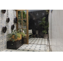 Badezimmer mit Waschbecken, Fliesenboden und Pflanzendekoration