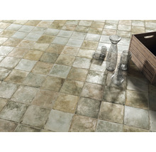 Quadratische Bodenfliesen verlegt im Schachbrettmuster mit Dekorationsgegenständen.