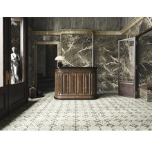 Eingangsbereich mit Marmorwänden, Holzmöbeln und gemustertem Fliesenboden.