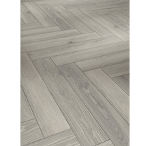 Verlegtes Laminat im Fischgrätenmuster