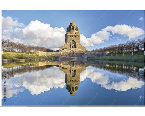Denkmal der Völkerschlacht bei Leipzig mit Wasserbecken