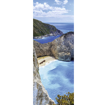 Panoramaaufnahme einer Küstenlandschaft mit Strand und Schiffswrack