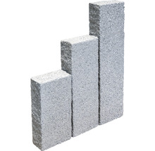 Drei graue Pflastersteine unterschiedlicher Größe