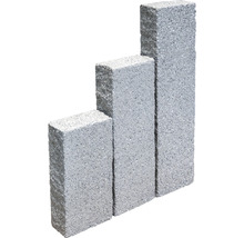 Drei graue Betonsteine in unterschiedlicher Höhe