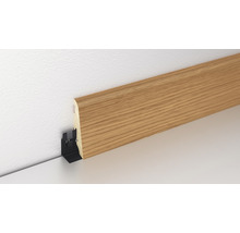 Sockelleiste aus Holz mit Befestigungsclips an einer Wand