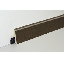 Fußleiste aus Holz mit Befestigungsclip an einer Wand