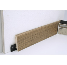 Sockelleiste aus Holz mit Befestigungsclip an einer Wand