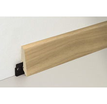 Sockelleiste aus Holz mit Montageclip an einer Wand