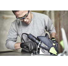 Mann mit Schutzbrille verwendet eine Mauernutfräse von Festool zum Schneiden von Material