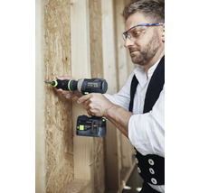 Handwerker arbeitet mit einem Akku-Bohrschrauber an einer Holzkonstruktion