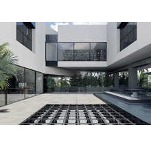 Modernes Gebäude mit Glasbausteinen im Außenbereich und Außenterrasse mit Wasserbecken.