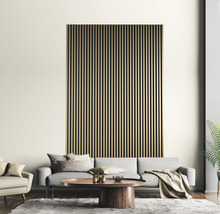 Wohnzimmer mit Holzpaneelwand, Sofa und Couchtisch.