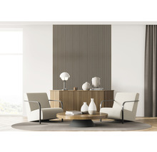 Wohnzimmer mit zwei Sesseln, Couchtisch, Sideboard und Holzpaneel an der Wand.