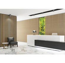 Empfangsbereich mit Holzpaneelen, Rezeption, Sitzgelegenheiten und Marmorboden