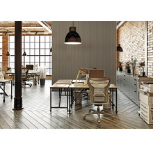 Büroraum mit Schreibtischen, Stühlen, Beleuchtung und Büromaterialien in einem modernen Design