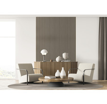 Wohnzimmer mit zwei Sesseln, Couchtisch, Sideboard und Wandpaneelen