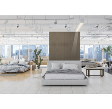 Ausstellungsraum mit Betten in verschiedenen Designs vor Fensterfront mit Skyline