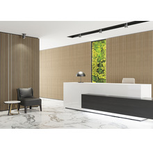 Empfangsbereich mit Holzpaneelen, Rezeption, Sitzgelegenheit und Marmorboden