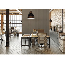 Ein helles Büro mit Schreibtischen, Bürostühlen, Regalen, Lampen und großen Fenstern in einem Loft