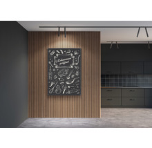 Dekoratives Küchenbild an einer Wand mit Holzpaneelen in einer modernen Küche