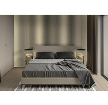 Schlafzimmer mit Bett, Nachttischen und Wandpaneelen