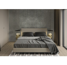 Schlafzimmer mit Bett, Nachttischen und Wandpaneelen