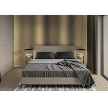 Helles Schlafzimmer mit Bett und Holzpaneelwand