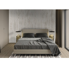 Schlafzimmer mit Bett, Nachttischen und Wandpaneelen