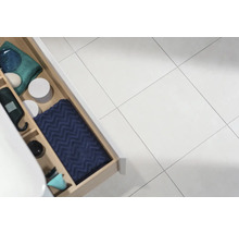 Offene Schublade im Badezimmer mit verschiedenen Badartikeln