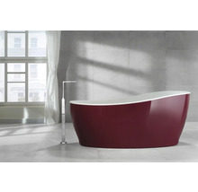 Freistehende Badewanne mit Armatur in einem hellen Badezimmer