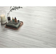 Heller Holzboden mit Dekoration