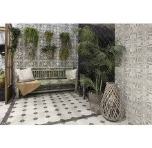 Dekoratives Interieur mit Sitzbank, Pflanzen und Fliesenmuster