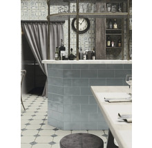 Innenaufnahme eines Cafés mit Fliesentheke, Tisch und Stühlen