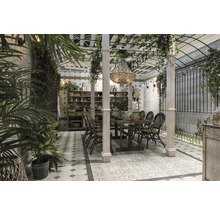 Dekorativer Essbereich mit Holztisch, Stühlen, Pflanzen und Fliesen