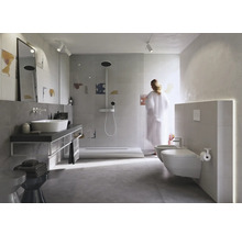 Helles Badezimmer mit Dusche, Waschtisch, Toilette und Bidet.